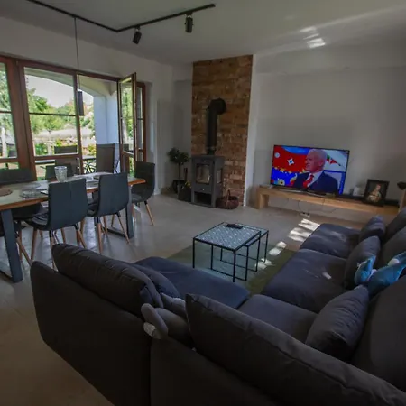 Art&lake House باسم